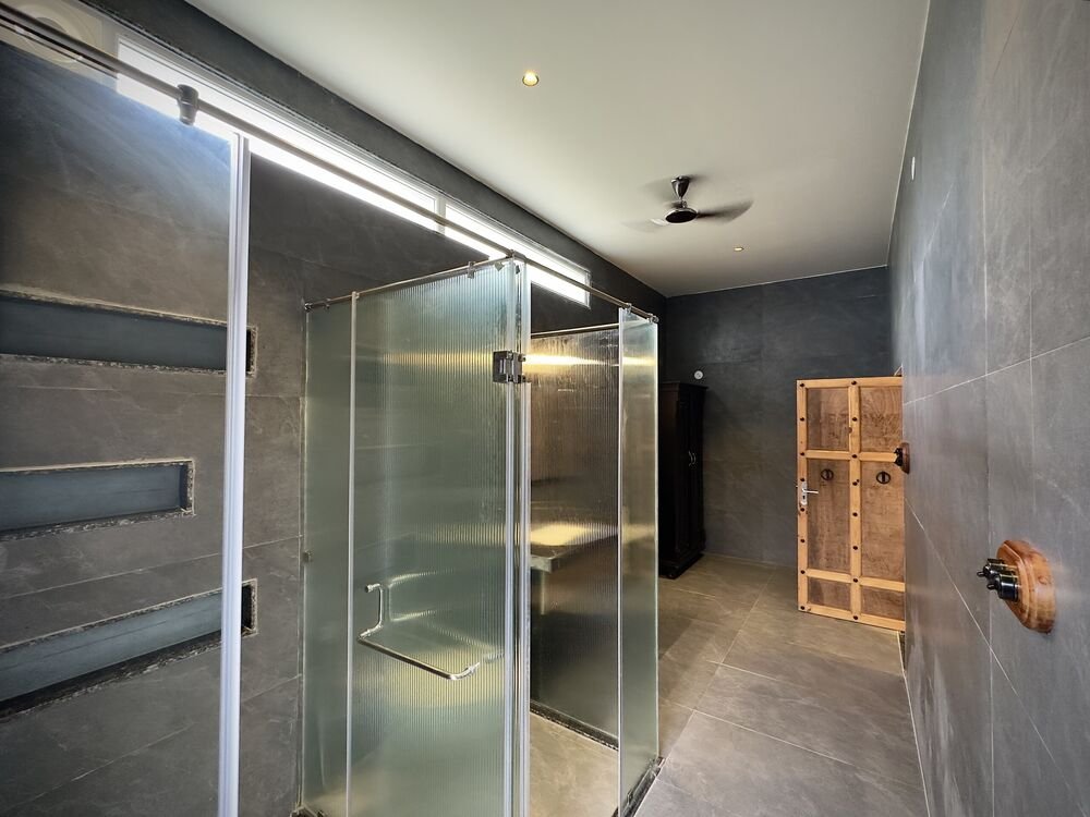 Attached open-to-mist bathroom